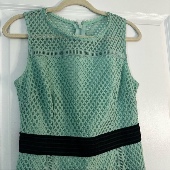 New York &Company Green Lace Overlay Sheath Dress Women’s Size 6 Black Waistband - Picture 3 of 15